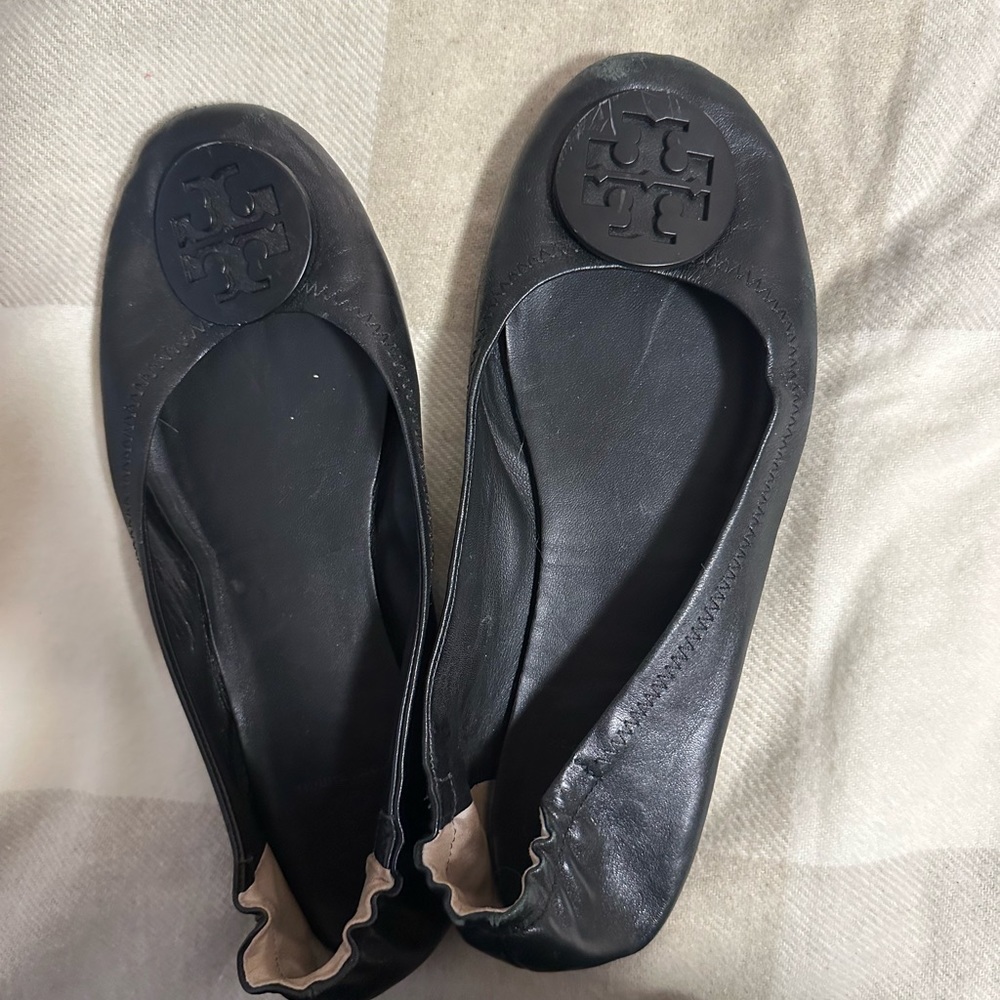 Tory Burch Flats- Black leather with black symbol